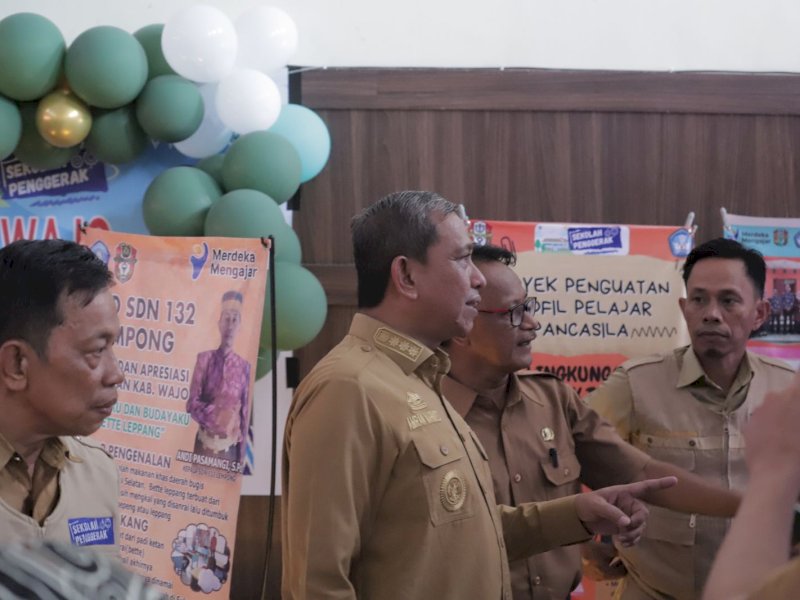 Bupati Wajo Amran Mahmud saat membuka Pameran Karya Sekolah Penggerak di Ruang Pola Kantor Bupati. 