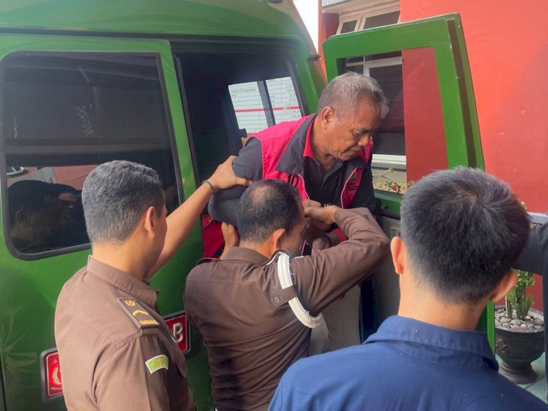 Ketua Ormas Dewan Pimpinan Cabang (DPC) Laskar Anti Korupsi Indonesia (LAKI) Kabupaten Wajo saat dibawah ke Rutan Sengkang Kabupaten Wajo(PEDOMAN MEDIA/Erwin) 