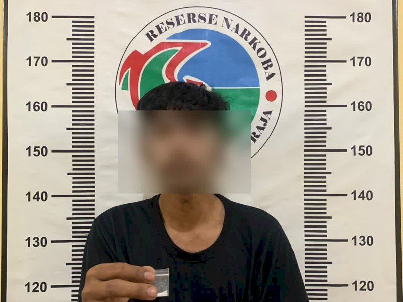 Salah satu dari 3 terduga pengedar sabu yang diamankan. 