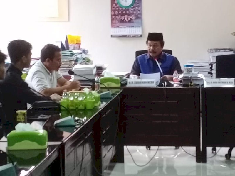 Aliansi Mahasiswa Indonesia Wajo Bersatu (AMIWB) mendatangi Gedung DPRD Wajo. 