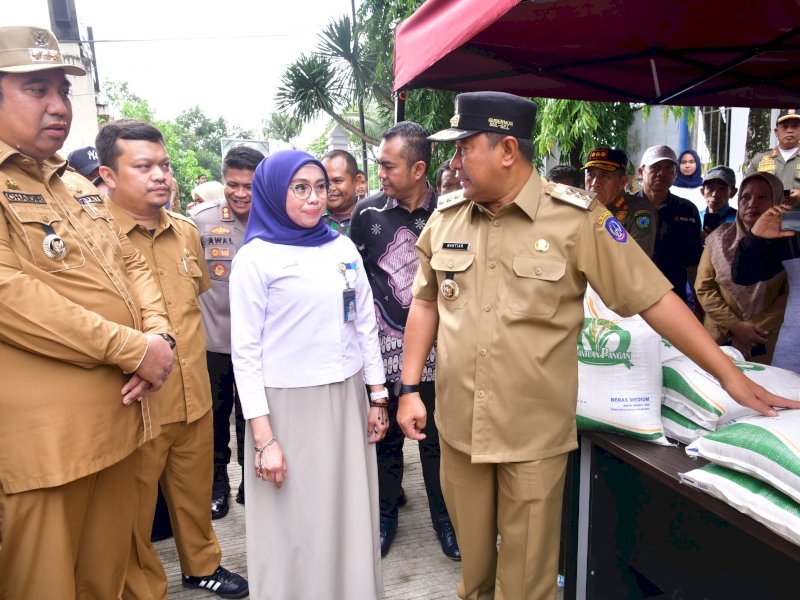 Penjabat Gubernur Sulawesi Selatan (Sulsel) Bahtiar Baharuddin bersama Bupati Maros Chaidir Syam. 