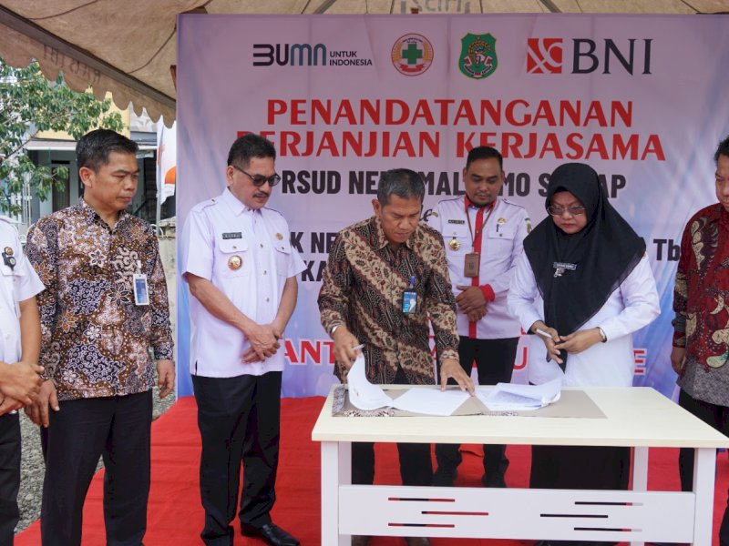 Penyerahan mobil ambulans oleh pihak BNI ke Pemda Sidrap/Ist