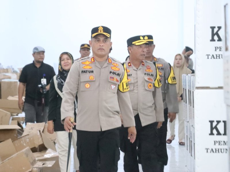 Kapolres Wajo AKBP Fathur Rochman,S.H.,M.H saat meninjau lokasi gudang logistik KPU/Ist