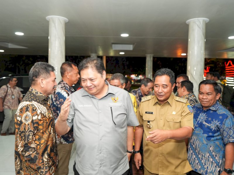 Menko Airlangga Hartarto dalam pertemuan dengan jajaran Pemerintah Daerah Provinsi Sulawesi Selatan di Kota Makassar. 
