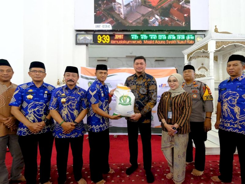 Bupati Gowa, Adnan Purichta Ichsan saat penyaluran bantuan secara simbolik/Ist