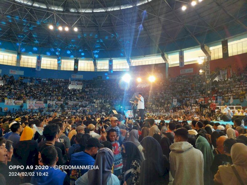 Prabowo saat berpidato dalam acara silaturahmi relawan Prabowo-Gibran se-Sulsel di GOR Sudiang, Kota Makassar, Jum'at (2/1/2024). (PEDOMAN MEDIA/Nober) 