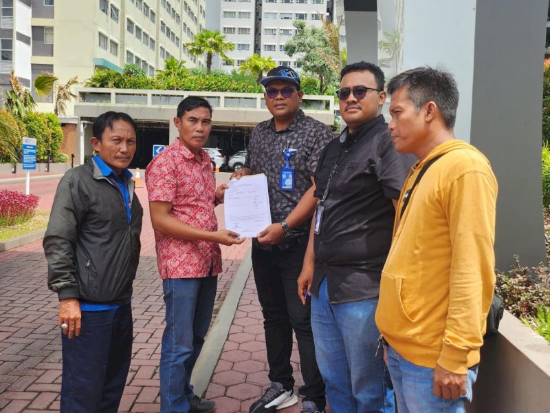 Tim Perumda Air Minum Makassar menutup aliran air di Royal Apartemen. 