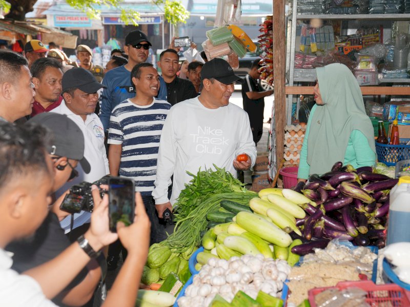Penjabat Gubernur Sulsel Bahtiar Baharuddin dan Pj Bupati Jeneponto Junaedi Bakri, meninjau Pasar Sentral Karisa Jeneponto. 