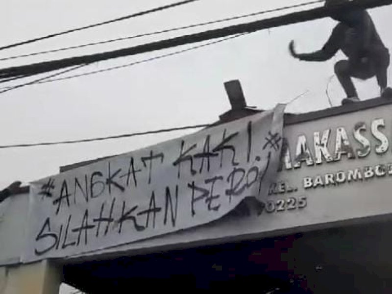 Potongan video aksi siswa SMA 20 Makassar saat memasang spanduk di gerbang sekolah/Int