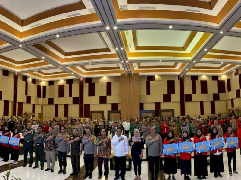 Penyerahan beasiswa oleh Wakil Kepolisian Republik Indonesia (Wakapolri), Komjen Pol Agus Andrianto kepada mahasiswa/Ist