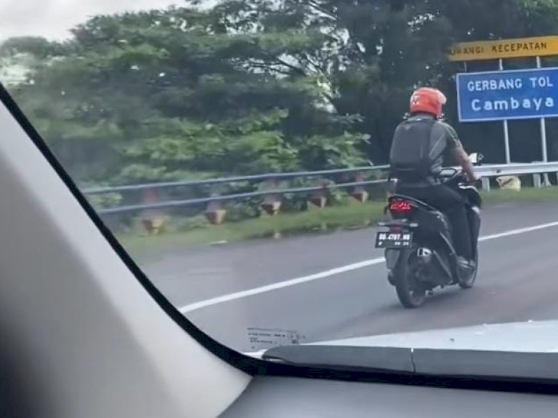 Tangkapan video bule masuk jalur tol yang viral di media sosial/Int