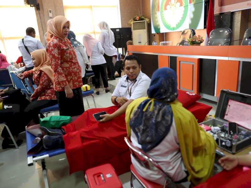 Pemeriksaan kesehatan dan donor darah di kantor Bapenda, Rabu (7/02/2024).