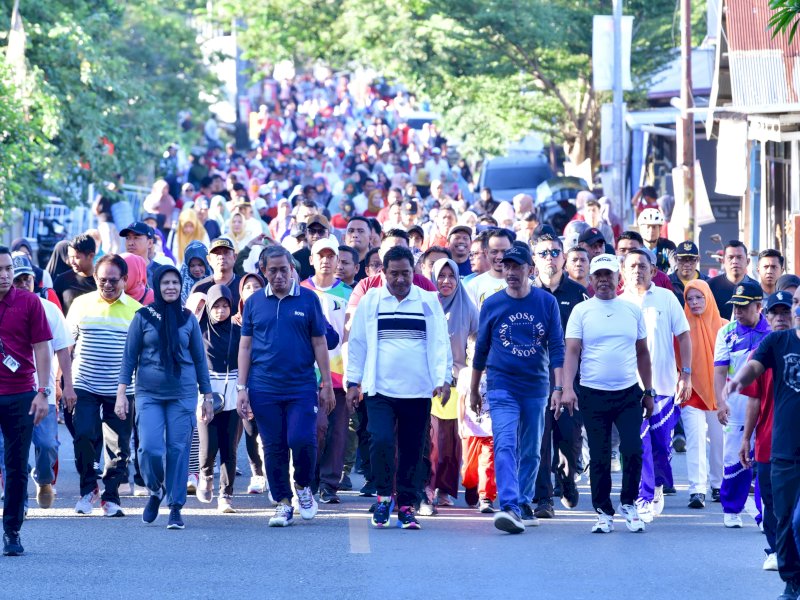 Penjabat Gubernur Sulsel Bahtiar Baharuddin Bupati Wajo Amran Mahmud serta ribuan masyarakat mengikuti jalan sehat dan senam bersama. 