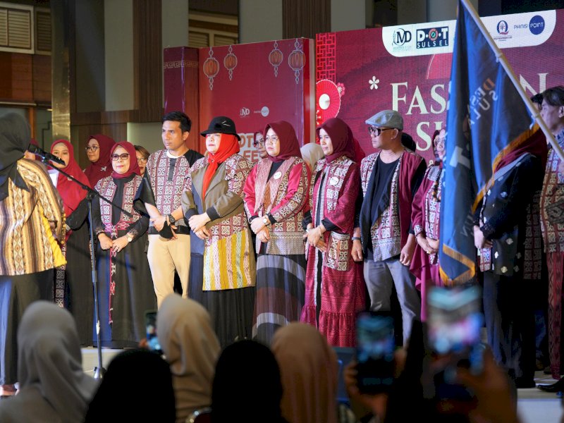 Sofha Marwah Bahtiar mengukuhkan pengurus Komunitas Designer Olah Tenun Sulsel Periode 2024 - 2025.