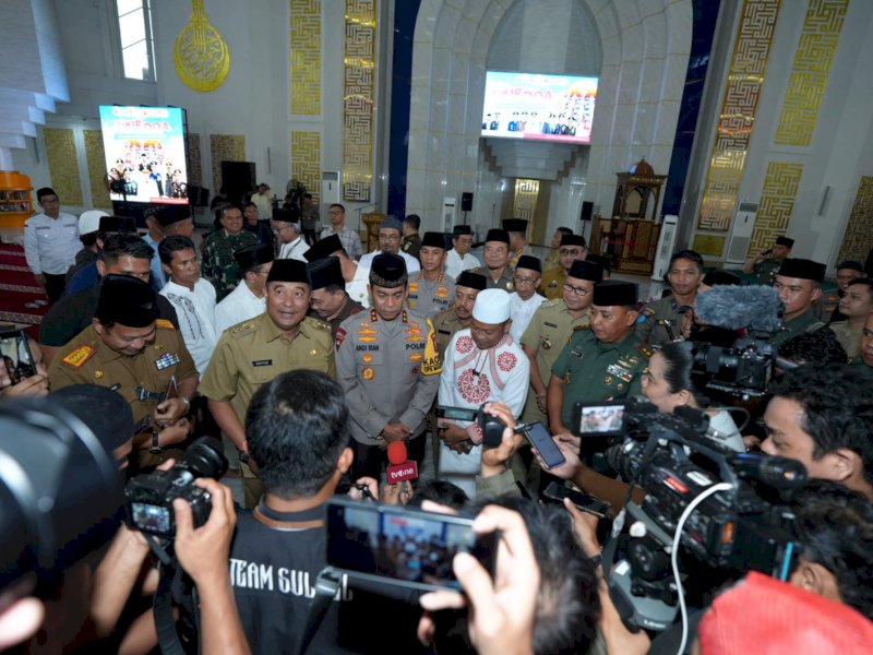 Kapolda Sulawesi Selatan Irjen Pol Andi Rian Djajadi usai mengikuti zikir dan doa kebangsaan . 