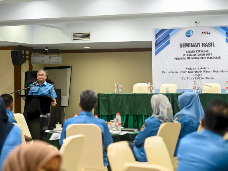 Dirut Perumda Air Minum Makassar Beni Iskandar memberi arahan kepada pegawai. 