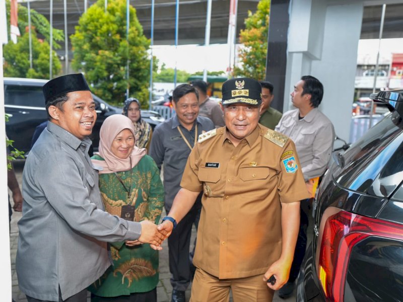 Pj Gubernur Sulsel Bahtiar Baharuddin mengecek kesiapan di Kantor Bawaslu dan KPU. 