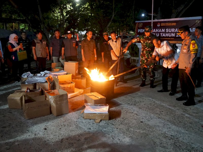 Proses pemusnahan surat suara di KPU Sidrap/Ist
