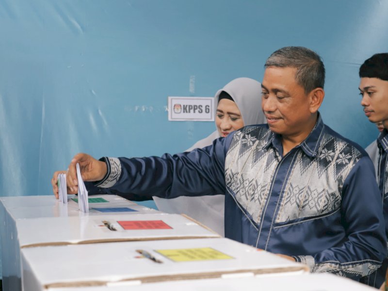 Bupati Wajo Amran Mahmud mencoblos di TPS 12.