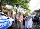 Nyoblos di TPS 001 Jalan Amirullah, Danny Jalan Kaki Gendong Cucu
