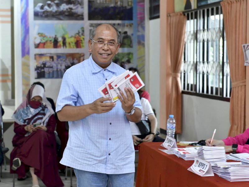 Ilham Arief Sirajuddin (IAS) mencoblos di TPS 18, Kelurahan Maricaya Baru, Makassar. 