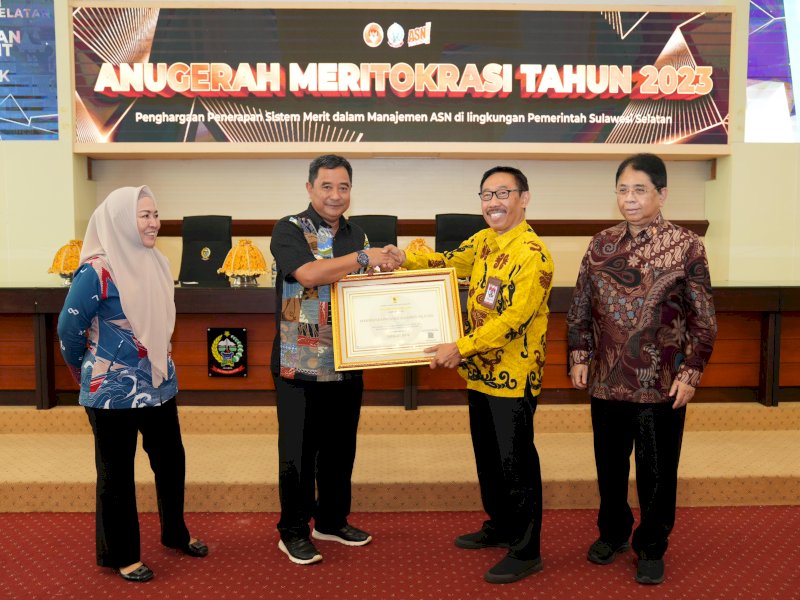 Penyerahan hasil penilaian sekaligus penghargaan meritokrasi, di Ruang Rapim Kantor Gubernur Sulsel, Kamis, 15 Februari 2024. 