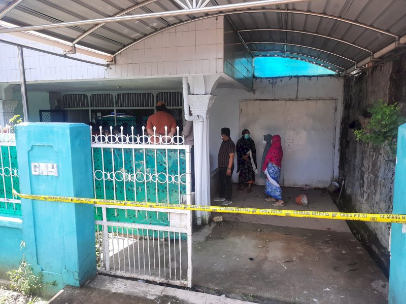 Sesosok mayat ditemukan membusuk dalam kamar rumahnya di tengah tumpukan barang-barang. (IST).