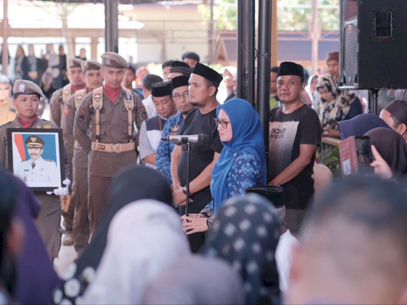 Bupati Luwu Utara Indah Putri Indriani, memimpin upacara pelepasan jenazah mantan Wakil Bupati Muhammad Thahar Rum. 