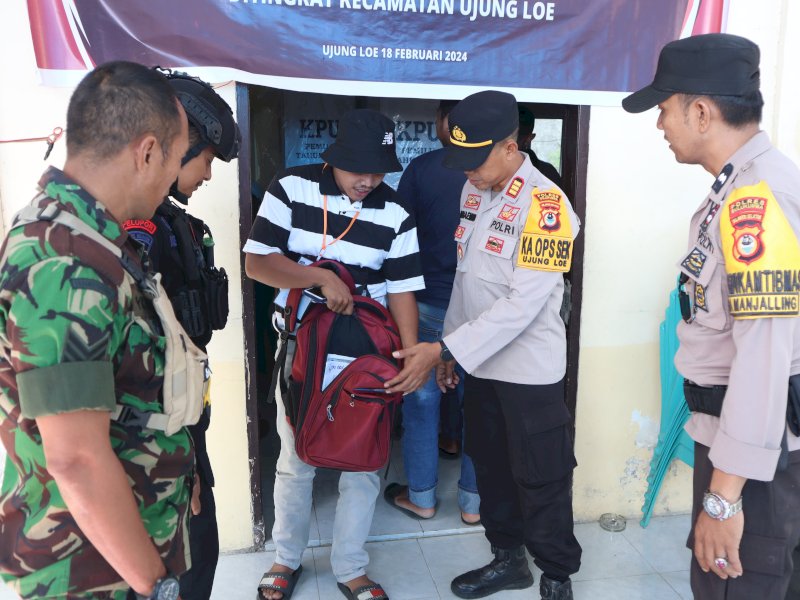 Proses penjagaan ruangan rekapitulasi yang dilaksanakan di Aula kantor Camat Ujung Loe Kabupaten Bulukumba, dijaga ketat Polisi dan TNI/Ist