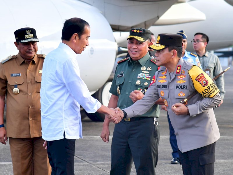 Presiden RI Joko Widodo tiba di Base Operasi Bandara Lanud Sultan Hasanuddin (eks bandara lama) Kabupaten Maros, Sulsel sekitar pukul 17.30 Wita disambut Penjabat (Pj) Gubernur Sulawesi Selatan Bahtiar Baharuddin/Ist
