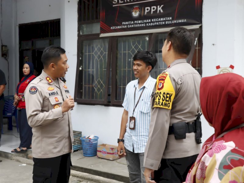 Kapolres Bulukumba AKBP Andi Erma Suryono memantau rapat pleno terbuka rekapitulasi penghitungan perolehan suara Pemilu 2024.