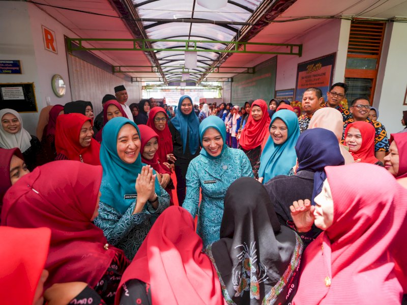 Pj Ketua PKK Sulsel Sofha Marwah mengunjungi dua sekolah di Kabupaten Pangkep dan Maros. 