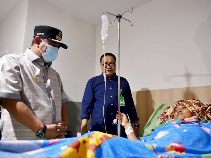 Penjabat Gubernur Sulawesi Selatan Bahtiar Baharuddin, membesuk korban yang menjalani perawatan di Rumah Sakit Medika Kota Palopo. 