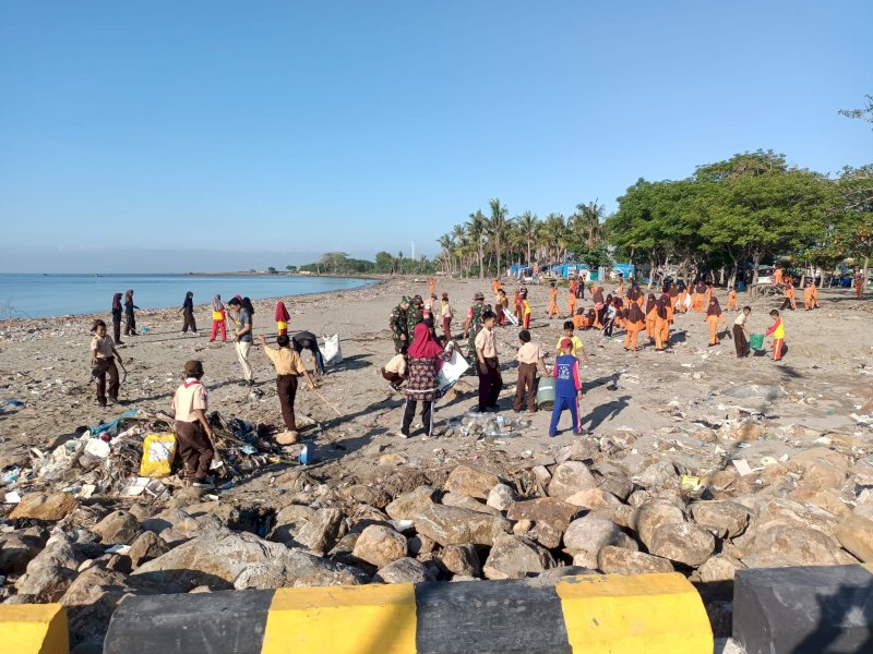 Aksi bersih-bersih di Pantai Merpati-Kolam Labuh, Kelurahan Bentenge, Kecamatan Ujung Bulu, Jumat (1/3/2024)/Ist
