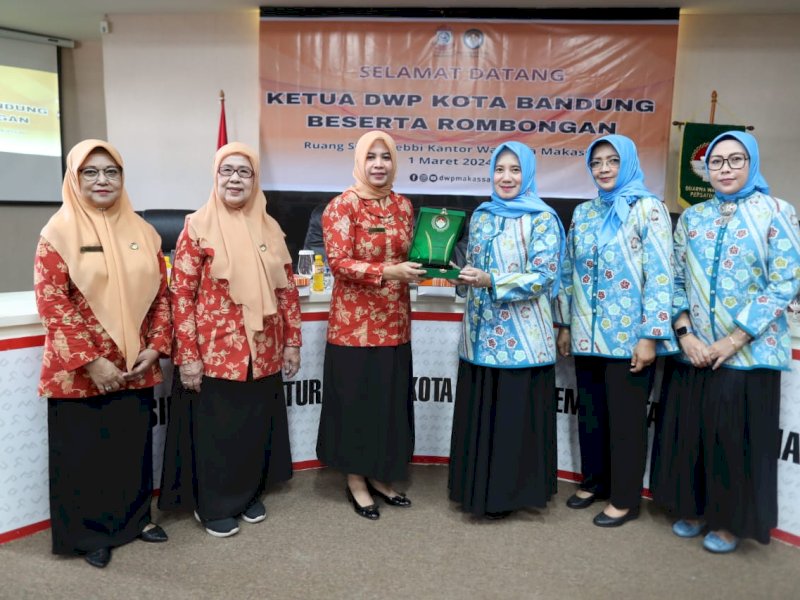 DWP Kota Makassar menerima kunjungan studi tiru DWP Kota Bandung di Ruang Sipakalebbi Balai Kota. 