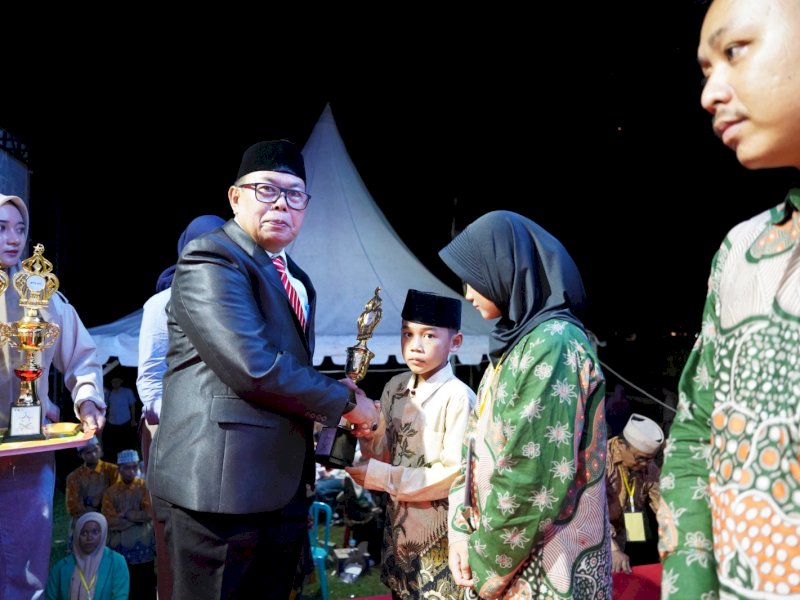 Pj Sekretaris Daerah, Baharuddin Nurdin memberikan hadiah kepada para pemenang/Ist