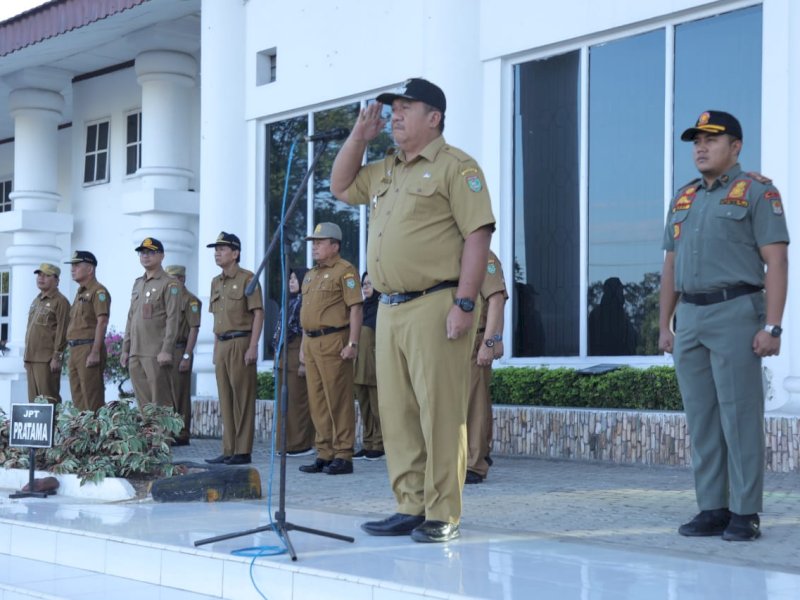 Wakil Bupati Asahan Taufik Zainal Abidin S. Sos, M.Si memimpin apel gabungan di halaman Kantor Bupati Asahan, Senin (04/03/2024)/Ist