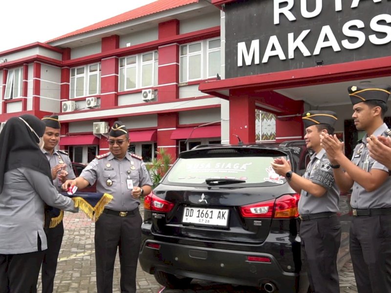 Kepala Rutan Makassar memimpin pengguntingan pita, yang disaksikan oleh seluruh jajaran pegawai usai apel pagi, Senin, (4/3)/Ist