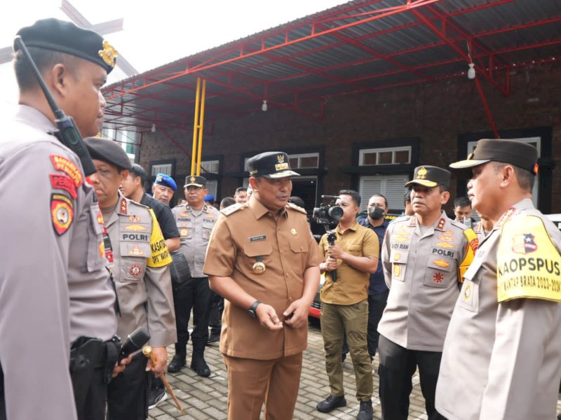 Kabaharkam Polri Komjen Pol Fadil Imran berbincang dengan Pj Gubernur Sulsel Bahtiar. 