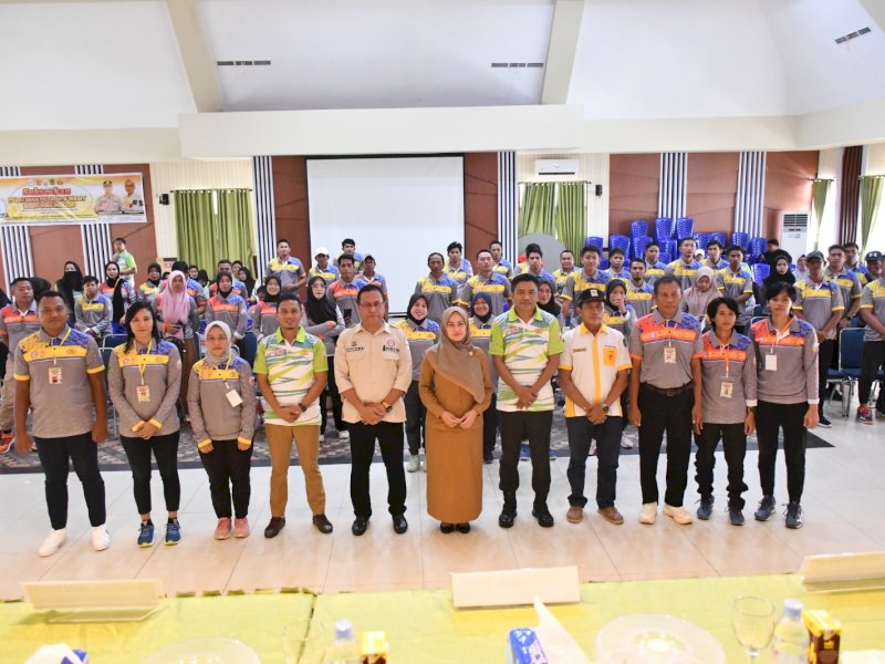 Bupati Luwu Utara, Indah Putri Indriani membuka pelatihan pelatih dan wasit voli di Aula La Galigo, Selasa (5/3/2024).