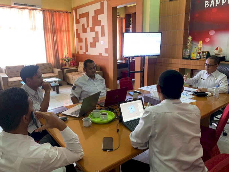 Kepala Bapperida Lutra Aspar memimpin rapat. 