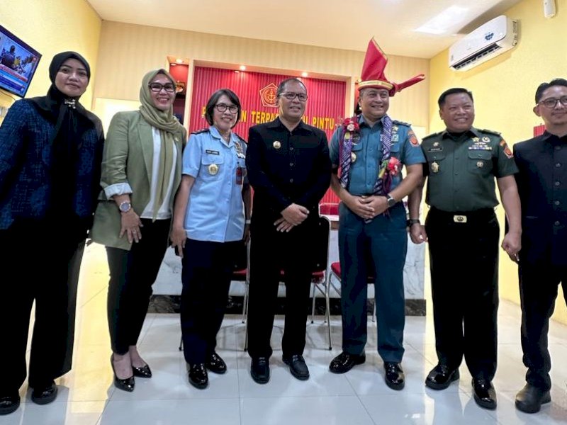 Kepala Dinas Pekerjaan Umum Makassar Zuhaelsi Zubir mendampingi Wali Kota Makassar Moh Ramdhan Pomanto pada acara peresmian gedung Oditurat Militer Tinggi (Otmilti) IV di Makassar