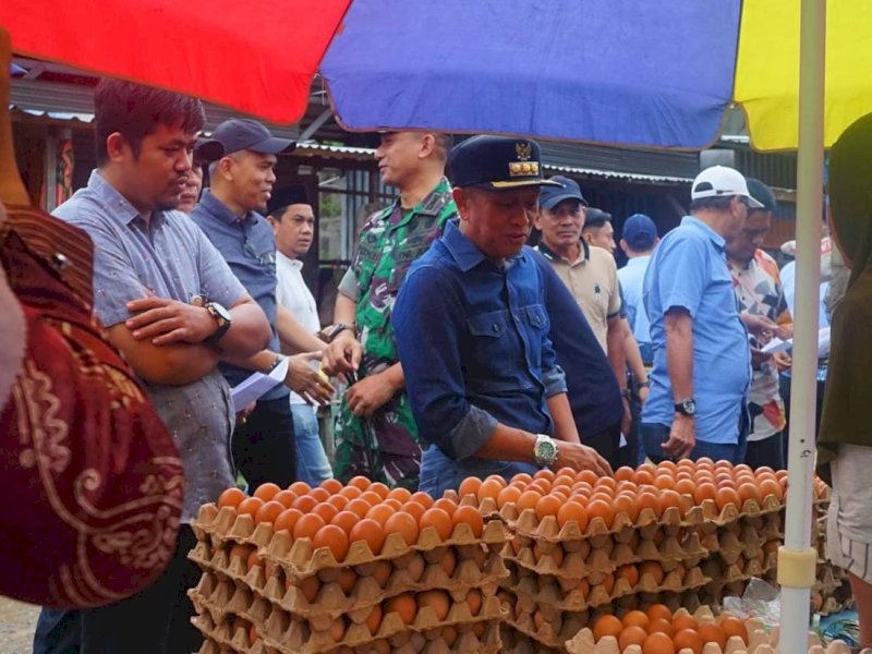 Pj Bupati Bone A Islamuddin bersama TPID melakukan pemantauan harga sembako/Ist