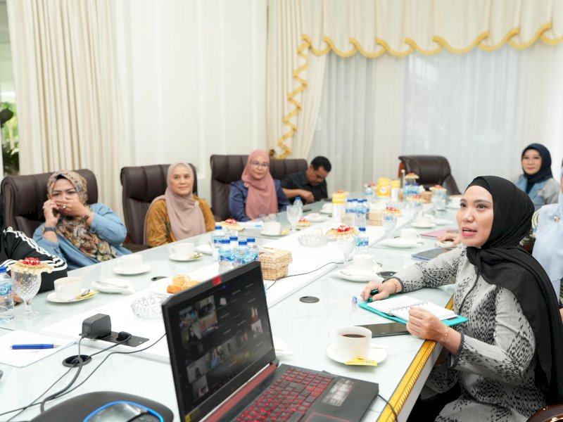 Penjabat Ketua Dekranasda Sulsel, Sofha Marwah Bahtiar, rapat bersama Dekranasda. 