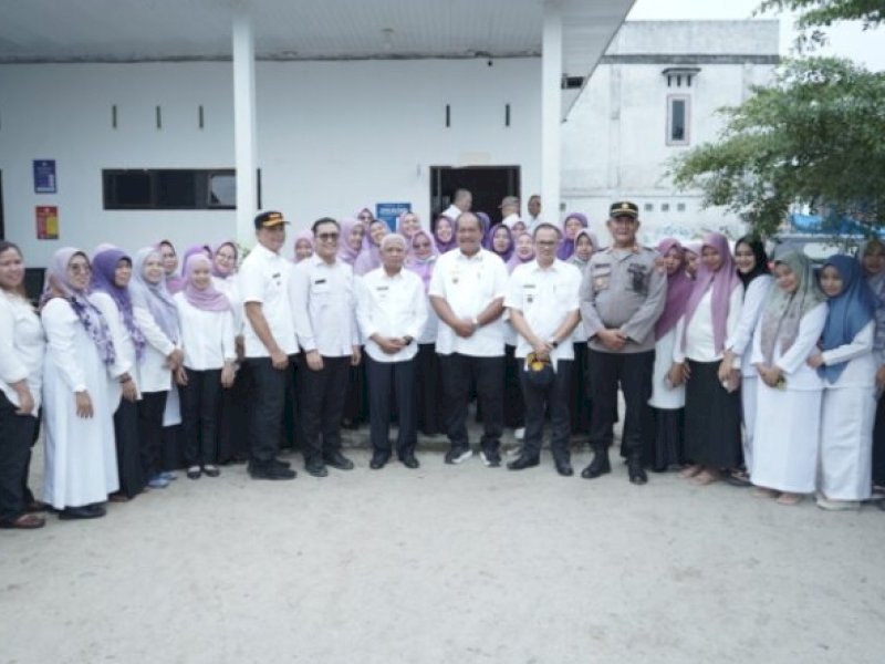 Bupati Asahan H Surya bersama Wakil Bupati Taufik Zainal Abidin Siregar menyerahkan alat kesehatan di UPTD Puskesmas Aek Songsongan, Kamis (04/01/2024).