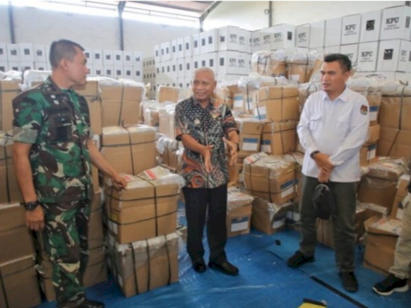 Bupati Asahan H Surya bersama Forkopimda Kabupaten Asahan melaksanakan peninjauan di Gudang Logistik Pemilu KPU Kabupaten Asahan