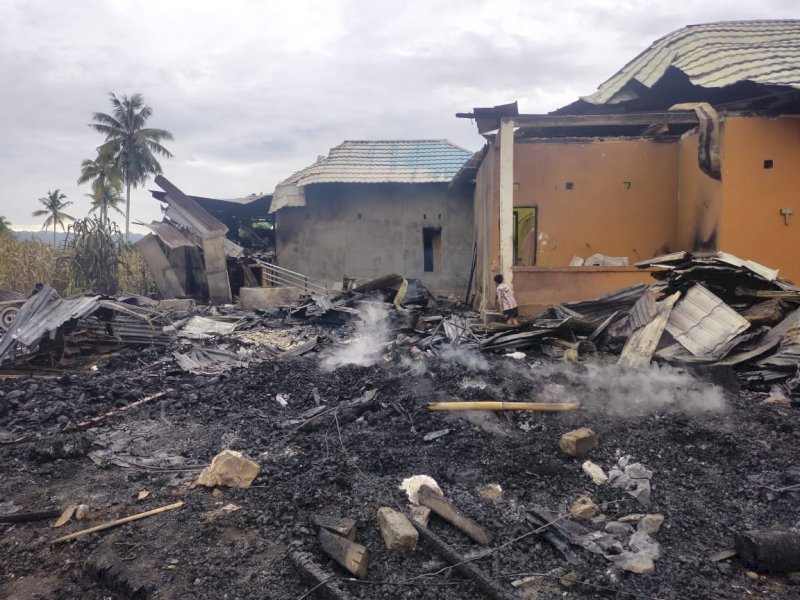 Rumah warga yang terbakar di Bengo, Bone menyisakan puing-puing. 