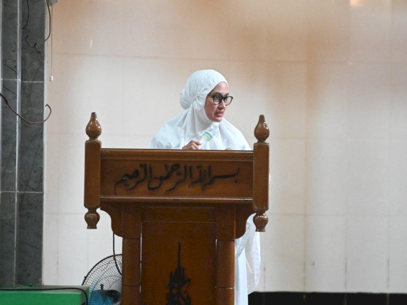 Bupati Luwu Utara, Indah Putri Indriani saat memberi sambutan sesaat sebelum melaksanakan salat tarawih berjamaah di Masjid Syuhada Masamba/ist
