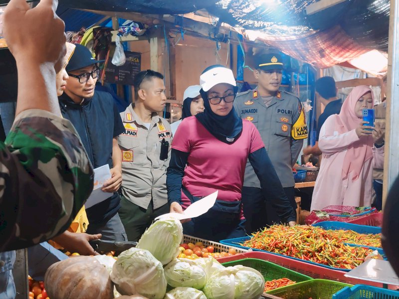Bupati Luwu Utara Indah Putri Indriani meninjau harga pangan di pasar. 