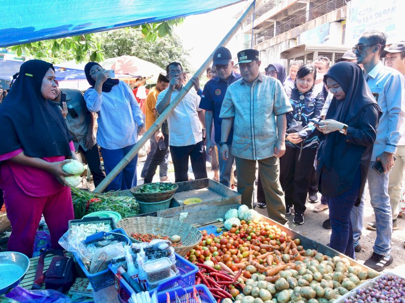 Penjabat Gubernur Sulsel Bahtiar Baharuddin, meninjau Pasar Minasa Maupa, Sungguminasa, Kabupaten Gowa. 